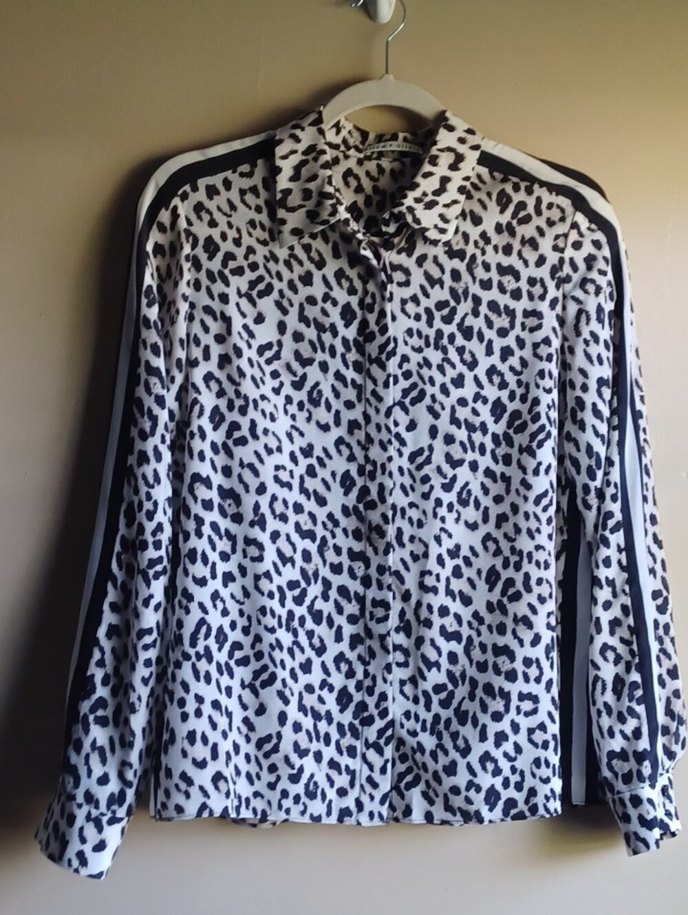 ALICE + OLIVIA  Willa Leopard Placket Silk Top. SzM